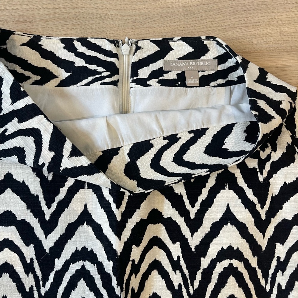 Banana Republic skirt size 0, fits approx 26” waist